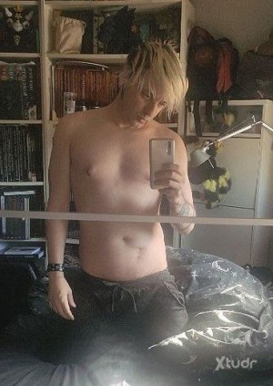Xtudr - _slave26_: Me llamo Gabriel. Treinta y cinco inviernos, un metro setenta y ocho de insolencia con acento madrileño y la mala costumb...