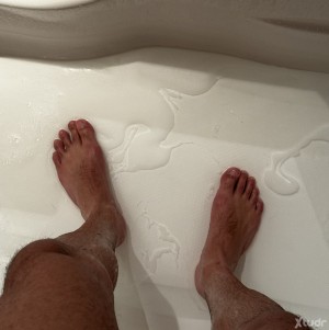 Xtudr - feetfetish69: Vengo del gym y estoy todo sudado, busco un sumiso que me limpie los pies polla y axila con su lengua