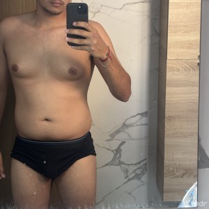 Xtudr - Adrian_18: 
Soy amo joven,
me gusta pegar y dar azotes si lo consentimos, también me gusta que me chupen todo el cuerpo y yo chupar ...