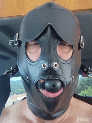 Xtudr - perrobcn54: Submissive slave. Few limits. Obedient. Fist, whips, slaps, rain,...