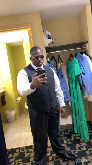 Xtudr - JeySmooth21: I’m Artist (Cartoonist)
I’m businessman 
I Can Cook
I’m Drummer
I like music 
Old School Music, 70s Music,80s Music,90s...