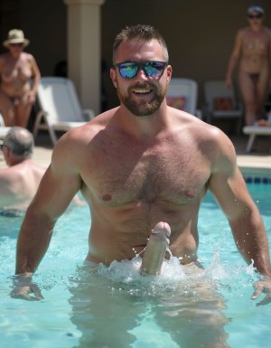 En un spa se ve a un hombre que se excita y eyacula abundantemente sobre el agua. El hombre es extremadamente muy musculoso, rapado, con barba corta, lleva gafas de sol de espejo, tiene un pene enorme y abundante vello púbico. Al fondo de la piscina otras personas lo miran con sorpresa.