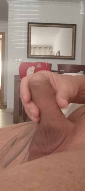 Xtudr - Chrismark: Me gusta estar desnudo y me gusta chupar la polla de los tíos y me gusta que me azoten el culo.
Translation: I like being...