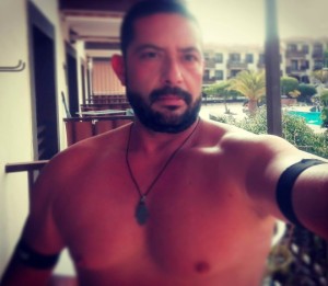Xtudr - Sexxxxtreme: Muscular dark-haired man, lover of perversion and fun. Looking for a submissive to use and enjoy him.