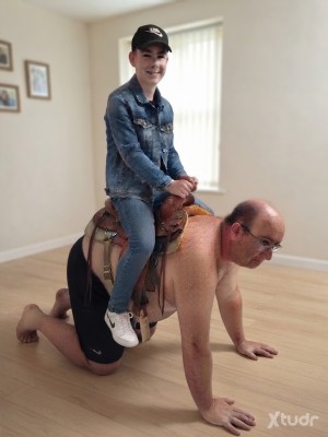 Xtudr - Pony-Slave: El esclavo de las fotos es real. Si te interesa, ponte en contacto.
El esclavo Remcrig se convirtió en un animal para el...