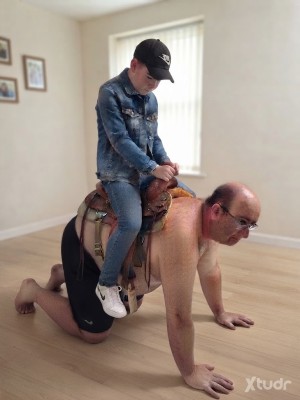 Xtudr - Pony-Slave: El esclavo de las fotos es real. Si te interesa, ponte en contacto.
El esclavo Remcrig se convirtió en un animal para el...