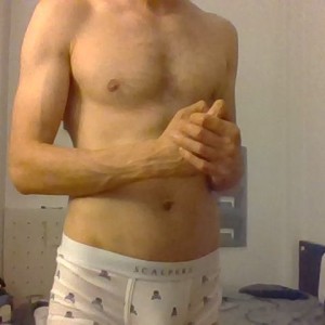 Xtudr - ActivoGuarreo: I have cam or private photos. Interested especially in gagging and watersports (piss and sweat).