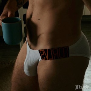 Xtudr - CoffeeSir: Busco hombres seguros, directos, limpios y sin drama. Me prenden las dinámicas de control, la entrega consciente, el BDSM...