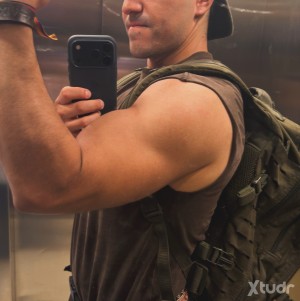Xtudr - HendoSix: ⛓️💪🏻🏋🏻‍♂️👨🏻
Me molan tíos mayores de >35 años y de gym.
Con barba…
Pelo en pecho….
