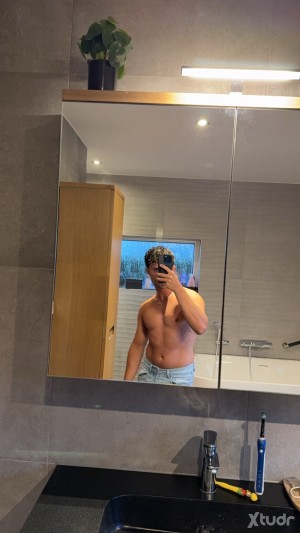 Xtudr - maxboy15: Dutch sportive guy into feet, sneaker, socks, spit and more …