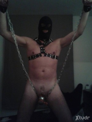 Xtudr - leatherbdsm: Disponible. Esclavo algo rebelde, con ganas de vicio, caña y alguien que me dome, delgado, buen cuerpo, moreno con el p...