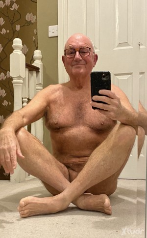 Xtudr - Baranq: NO CLEAR FACE PHOTO - NO REPLY !!
Tall hairy English bottom guy seeks younger active top guy 25-55 for fun and friendship.
N...