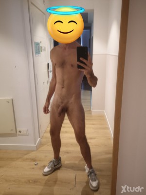 Xtudr - Adam_Barrena: Soy un chaval español, universitario, resido en Madrid y me muevo por toda la geografía nacional y fuera.
Educado y ca...