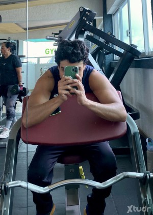 Xtudr - macho4macho: 27 años, discreto, rol neutro.
Nada como fajar y echar morbo entre cabrones, echar chela en pelotas, paja mutua, espada...