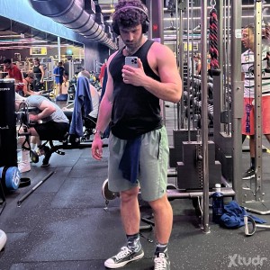 Xtudr - swarm: I'm looking for a submissive: financial, domestic, who likes to lick, at my service.