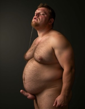 Foto realista de un tío gordito, peludo, con la polla sin circundar, eyaculando mientras se pellizca los pezones