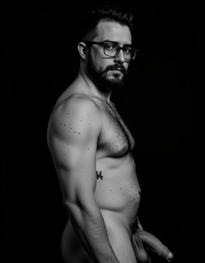Fotografía hiperrealista en blanco y negro de un hombre adulto musculoso a la vista desde las rodillas para arriba hasta la cabeza, cuerpo muy delgado con musculación marcada y definida, rostro masculino, totalmente desnudo con polla erecta de treinta centímetros de longitud y ocho centímetros de diámetro, tiene rasgos marcados duros expresivos, barba densa poblada tupida oscura estilo hipster cubriendo completamente mandíbula mentón mejillas con grosor uniforme textura abundante muy definida, bigote denso tupido oscuro conectado perfectamente con la barba completa cubriendo completamente el labio superior, pelo oscuro medio peinado completamente recto hacia arriba con volumen considerable estilo hipster moderno quiff puntas verticales texturizadas hacia el cielo con altura prominente, cejas gruesas oscuras pobladas muy marcadas definidas, gafas de montura completa negra cuadradas grandes estilo hipster moderno sobre el puente de la nariz enmarcando unos ojos oscuros intensos que miran directamente a cámara con expresión seria penetrante confiada, expresión facial seria masculina sin sonrisa con mirada directa desafiante, pómulos marcados definidos angulares, nariz recta proporcionada, labios medios apenas visibles completamente cubiertos por bigote denso que conecta con la barba hipster completa, torso desnudo muy musculoso con pectorales enormes desarrollados y definidos, hombros anchos musculosos deltoide prominentes, brazos musculosos gruesos con bíceps y tríceps marcados visibles a ambos lados del cuerpo, abdomen tonificado marcado visible desde la cintura, piel con textura realista detallada poros imperfecciones sutiles, vello corporal denso oscuro abundante cubriendo pectorales abdomen brazos hombros con textura natural masculina muy visible, tatuaje en tinta negra en el bíceps del brazo derecho con la palabra exacta "hipsterbarba" en tipografía negra sans-serif clara legible tatuada sobre la piel del brazo de tamaño mediano visible proporcionado, iluminación dramática lateral direccional que crea contraste alto marcado entre luces brillantes y sombras profundas resaltando la estructura facial angular la barba hipster densa las gafas cuadradas grandes el vello corporal abundante la musculatura del torso los brazos y en el bíceps derecho tiene un tatuaje con la palabra a la vista: "hipsterbarba", fondo completamente oscuro negro liso uniforme desenfocado sin distracciones, fotografía analógica en blanco y negro de alto contraste con grano fotográfico sutil visible estilo retrato hipster masculino fitness, enfoque nítido absoluto perfecto en el rostro especialmente en los ojos detrás de las gafas la barba hipster densa el bigote tupido el pelo vertical el vello corporal el torso musculoso y el tatuaje en el brazo derecho con la palabra a la vista "hipsterbarba", encuadre vertical desde las rodillas cintura hacia arriba mostrando pene erecto de treinta centímetros de longitud completamente todo el torso superior los brazos musculosos y la cabeza, calidad fotográfica hiperrealista 8K máxima definición detalle extremo, renderizado cinematográfico fotorrealista profesional.