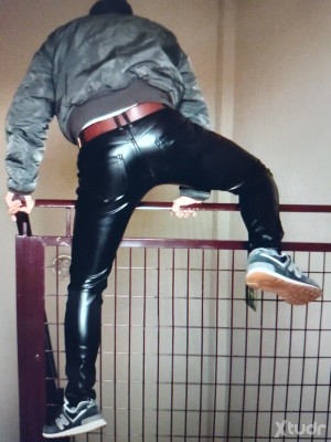 Xtudr - MachoFetichista: No pago ni cobro.
En y de Madrid.
Busco encuentros morbosos con uniformados, cuero, gente fetichista, roles, abiert...