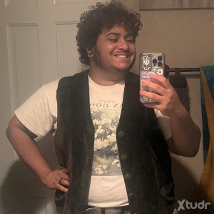 Xtudr - JonasJones: Transmasc Gay 
Chub but working out to be more of an otter 
Working towards top surgery 
And still has a 🐈‍⬛