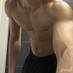 Xtudr - angeloMaster: Cashmaster italiano
190 cm | 21 cm di cazzo
Cerco sottomessi seri, rispettosi e generosi.
Se sai stare al tuo posto e ...