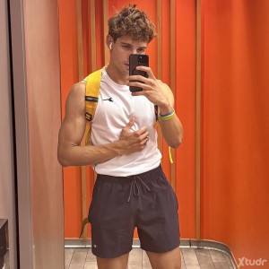 Xtudr - Versmorbo: Interesante la cantidad chaperos disfrazados de “Hetero dominante”, la ventaja es que luego el culo luego lo ponen gratis...