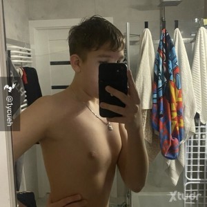 Xtudr - Bartek: Hi I m Bartek i from Poland 🇵🇱 Ostrołęka lub okolice ( Warszawa łudź Białystok zakopane Gdańsk itp) 
Botom⬇️