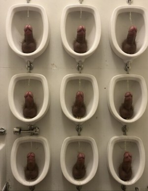 Dildos. Imagen surrealista, alguien ha colocado varios consoladores (dildos) de color carne y muy perfectos en un urinario público, un chico hetero los mira 
con sorpresa.  