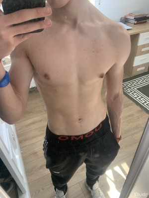 Xtudr - Matiii_09: Gente de mi edad cerca, no mayores de 20 y no peludos. Gente normal, ni osos ni drag queens pf.