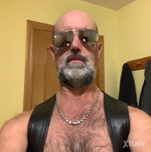 Xtudr - yacuero: I like walking and I like music and hiking.