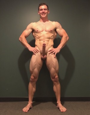 Hombre musculoso con los brazos tensados y el pene erecto con los testiculos gordos y pesados colgando 