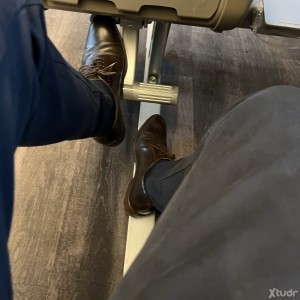 Xtudr - amispiesM: Busco esclavo para atender mis pies, culo, huevos y polla. Solamente tienes que arrodillarte, lamer y obedecer. Control d...