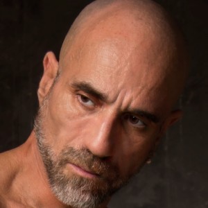 Xtudr - Partax: Aquí, sin más. Poniendo mi cara. Sin la tuya, ni te molestes. Hasta los huevos de los que no mandan foto y encima te someten...