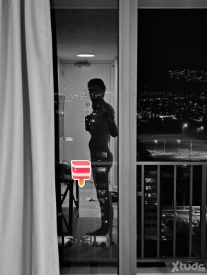 Xtudr - EPIC40: Amo
A veces Rudo. 
A veces tierno. 
Siempre Dominante.