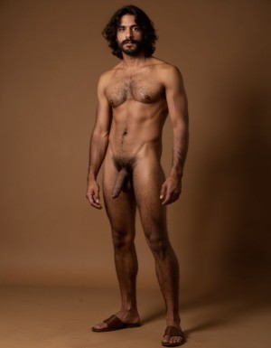 Hombre con piel bronceada desnudo que tiene un pene de 30 cm de longitud y 4 cm de grueso. Tiene dos testículos grandes gruesos peludos hermosos que cuelgan mucho. Tiene cabello oscuro y largo. Tiene sandalias marrones. Tiene músculos pectorales peludos. 🧔🏻‍♂️ 🌷🥀🌹☀️🌈 🏜️ hombre muy delgado muy viril muy macho