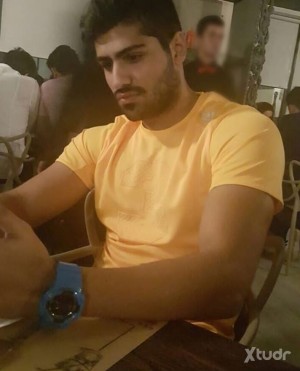Xtudr - Chicharrero: Chico hispano por padre - árabe por madre
Dotado XXL , amo activo y dominante
Hablo Español e inglés 
Me gusta hombres ...