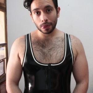Xtudr - RubberFenix: Soy un chavo relajado, me gusta jugar videojuegos, ver peliculas pero tambien tengo muchos fetiches, latex, cuero, lluv...