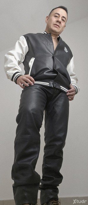 Xtudr - Ltherslave: Esclavo fetichsita del cuero latex  leather, uniformados principalmente militares y policías, sexo sucio, lame botas, ol...