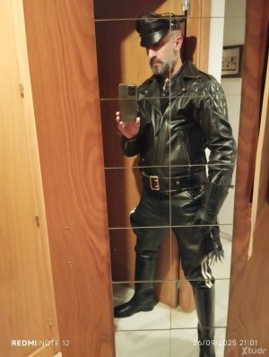 Xtudr - Leathermasterdom: Pregunta si deseas saber. Leatherman busco exclavos domésticos, sumisos para servirme, limpieza de mi cuero, bueno...