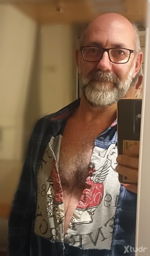 Xtudr - Dadsumi: Maduro muy morboso, busco encontrar tío dominante, me encanta ser sumiso. 
Aunque también me gusta ser dominante con tíos m...