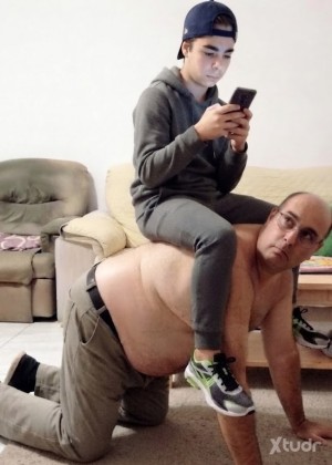 Xtudr - RemonSlave: Esclavo.... El esclavo de las fotos es real....cash, se puede hablar... Lo que ves en el abdomen de algunas fotos son qu...