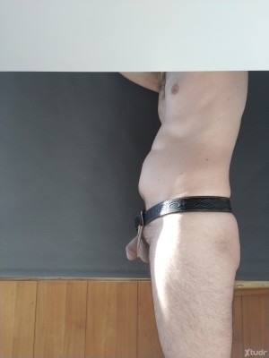 Xtudr - Judo: Me gusta servir a amo exhibiendo mi pene y lamiendo pies, pollas y culos