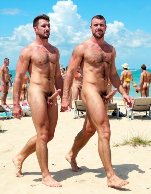 Solo hombres desnudos musculosos. Tiene pene erecto de 50 cm de longitud y 8 cm de diámetro. Dibujos tipo KAKE de Tom Tom of Finland.
((Kake Comics)). António tiene un pene de 50 cm de longitud y 8 cm de diámetro. Juan tiene músculos muy definidos y tiene mucho vello. Están caminando. Fondo de una playa con mar precioso y fondo de hombres desnudos jugando con pelotas.