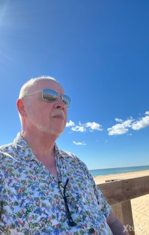 Xtudr - Spike: Chilled guy. Gsoh. Love to travelling, music, hugs. Looking for LTR with younger. 