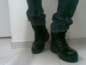 Xtudr - calibootman: Young man from Cali interested in meeting people with similar tastes.