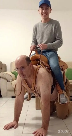 Xtudr - Pony_Slave: Pony Slave Remón.
El esclavo de las fotos es real. Si estás interesado, ponte en contacto. 