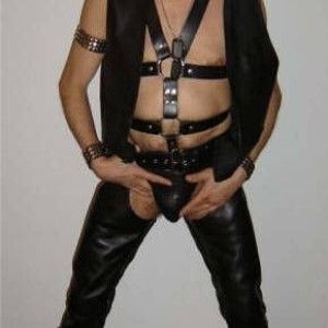 Xtudr - zigor2000: From San Sebastian, 64 years old, 172cm, 72kg, serious, legal, discreet, 
Active fister, with experience, I let myself ge...