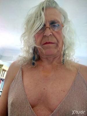 Xtudr - Carlatx: Transvestite, whore, submissive, mature, model for porn photography, I love group sex and BDSM.