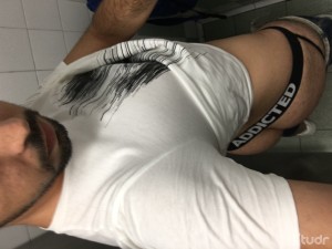 Xtudr - Bttm4U_: Chico solamente pasivo para servir a un buen macho únicamente activo.
También trios con dos activos.