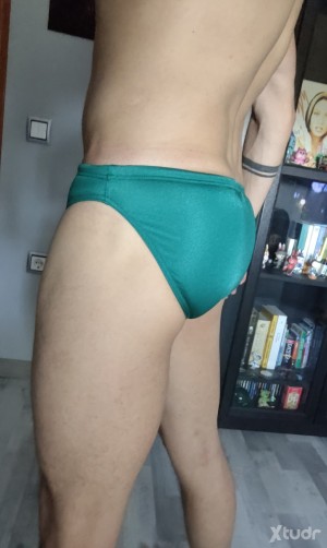 Xtudr - BSCOAMOREAL: I get turned on by pleasing and serving a guy who has me by the balls at his disposal. Little by little, becoming his.