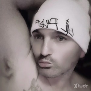 Xtudr - Blueyed513: Zaddy looking for someone younger to match my vibe & Freak level. Love good times and vibes. Love vaping having fun. Com...